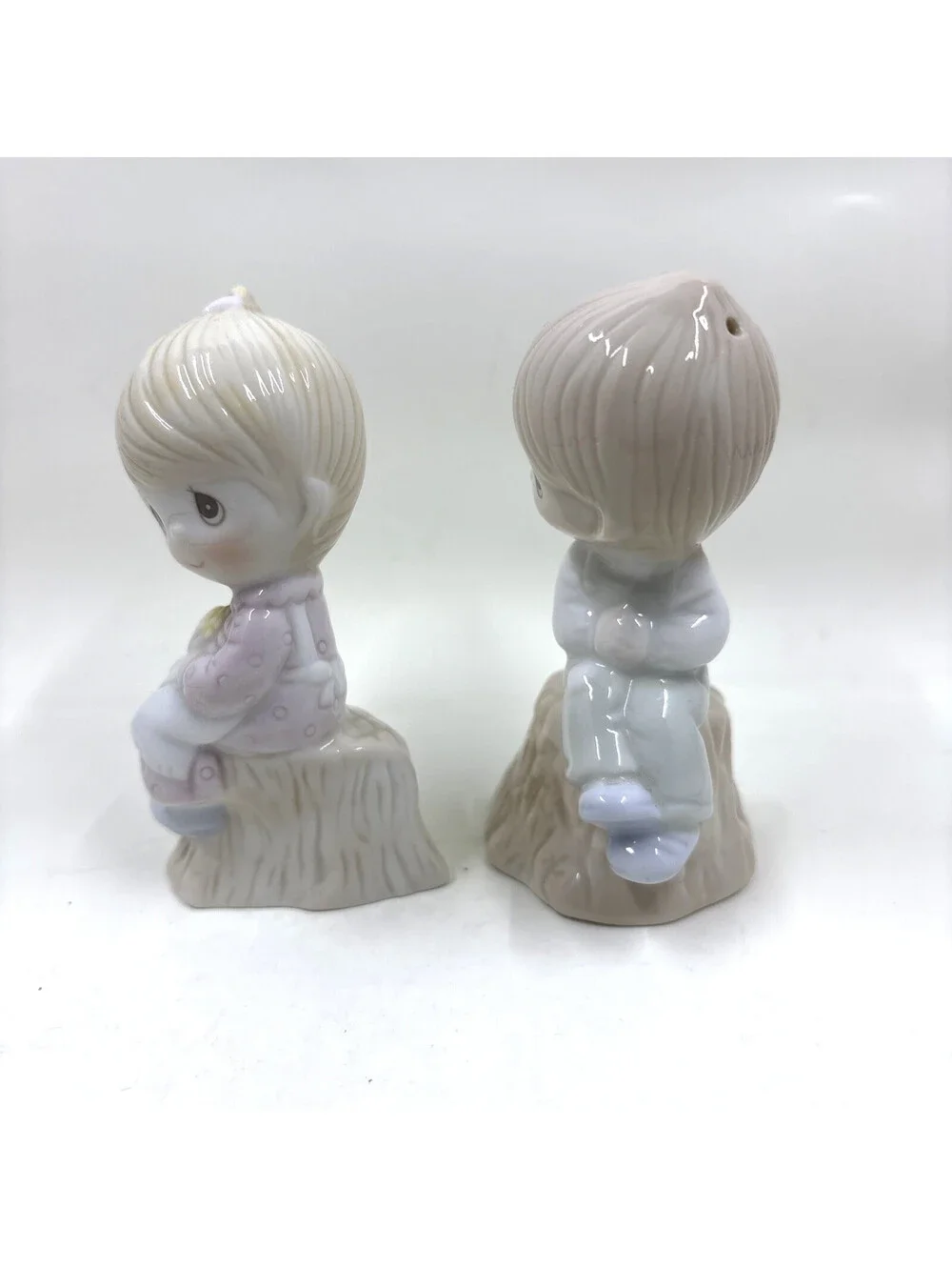 Vintage Precious Moments Salt & Pepper Shakers Boy Girl Tree Stump Heart 1993